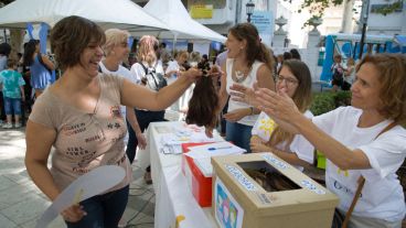 Entrelazate: la movida solidaria en plaza Pringles.