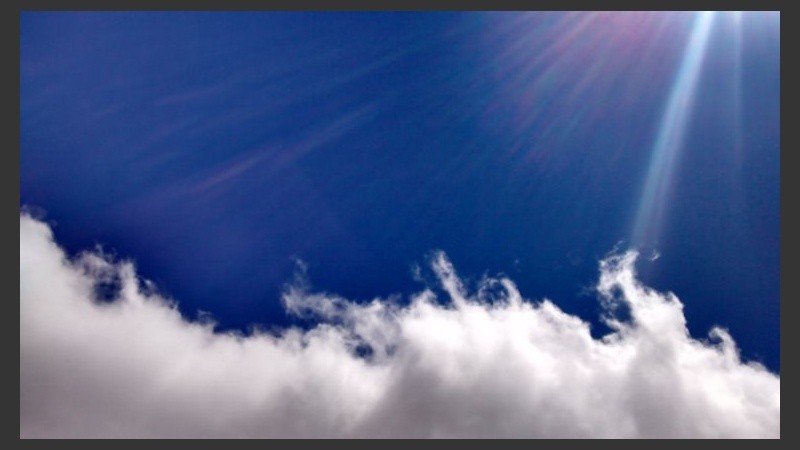 El blanco alcanza parte de este cielo de viernes. 