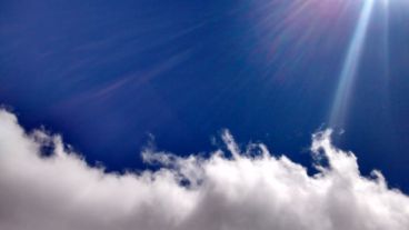 El blanco alcanza parte de este cielo de viernes.
