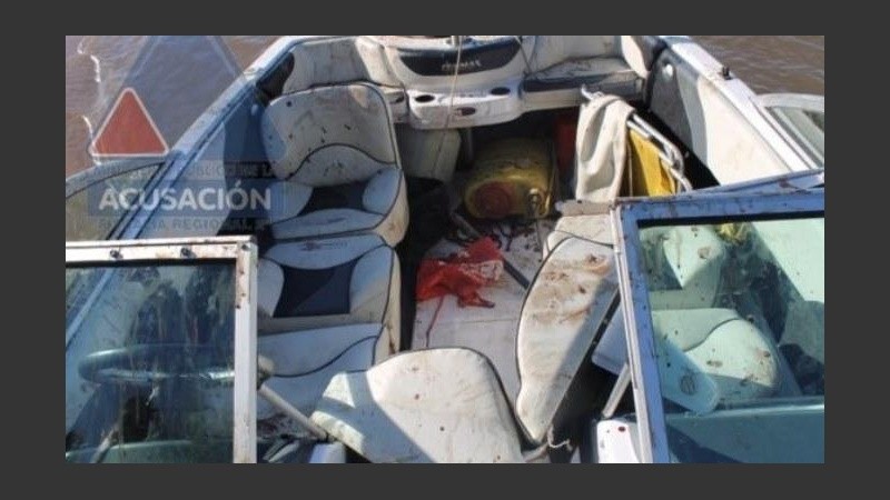 La pistola calibre 380 hallada y la sangre en la lancha que conducía Matías.(MPA)