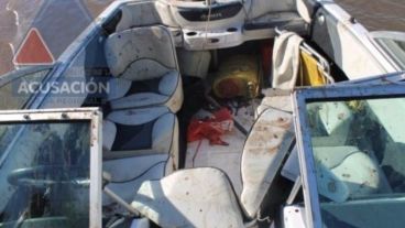 La pistola calibre 380 hallada y la sangre en la lancha que conducía Matías.(MPA)