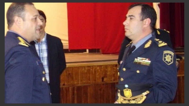 Cuando el ex jefe de la Policía santafesina Luis Bruschi (izquierda) ponía en funciones a Bengoechea en Coronda.