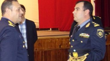 Cuando el ex jefe de la Policía santafesina Luis Bruschi (izquierda) ponía en funciones a Bengoechea en Coronda.