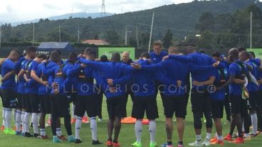 El DT reunió a sus jugadores en un emotivo regreso a las prácticas.