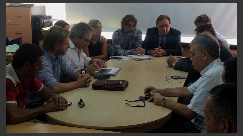 Las partes durante la reunión en Trabajo.