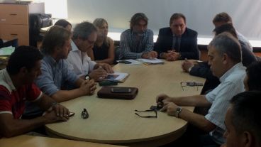 Las partes durante la reunión en Trabajo.