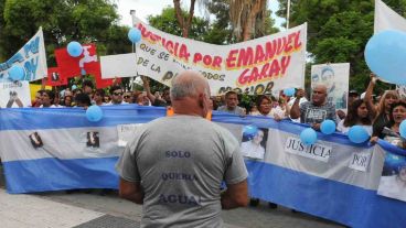 El papá de Emanuel Garay en uno de los reclamos de justicia.