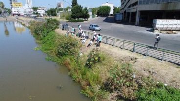 Los voluntarios llenaron más de diez contenedores entre latas, plásticos y vidrios.