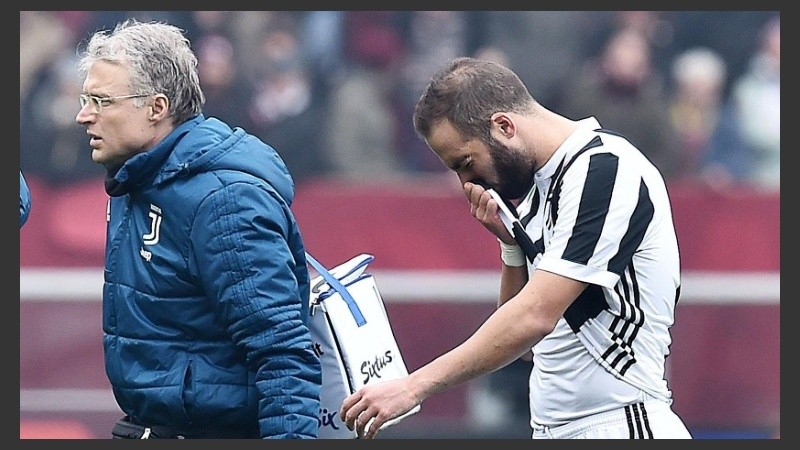 El argentino se lastimó tras un choque con el arquero rival.