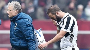 El argentino se lastimó tras un choque con el arquero rival.