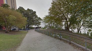 El muchacho pescaba cerca del museo de Arte Contemporáneo.