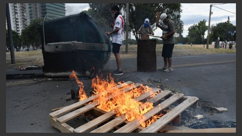 En Francia y Caseros se cortó el tránsito y hubo quema de maderas y gomas.