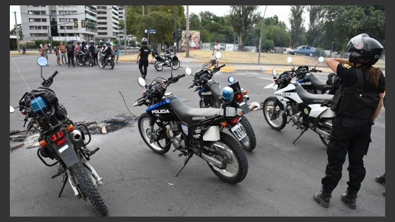 En Francia y Caseros se cortó el tránsito y hubo quema de maderas y gomas.