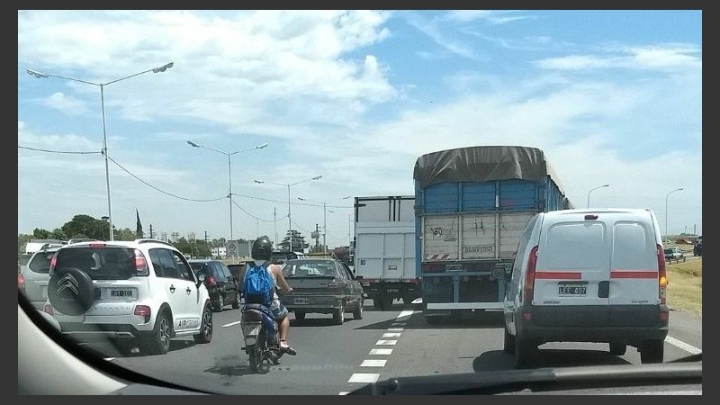 La congestión vehicular sobre Circunvalación en el mediodía de este viernes.