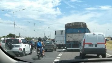 La congestión vehicular sobre Circunvalación en el mediodía de este viernes.