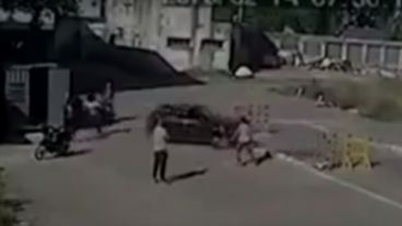 El auto yendo marcha atrás a toda velocidad.