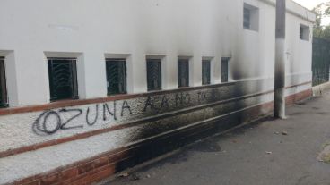 "Ozuna acá no tocás", reza la pintada.
