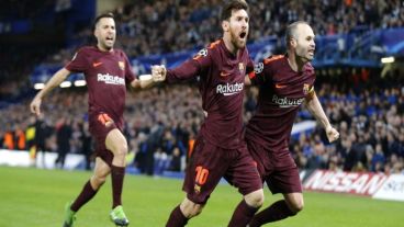 Lío grita con fuerza su gol, acompañado por Iniesta, su asistente.