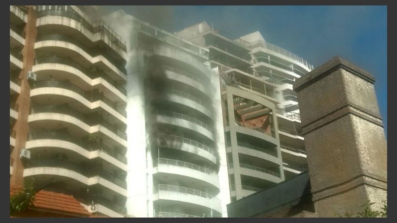 El fuego se generó en un edificio de Wheelwright al 1700.