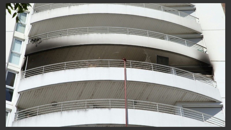 El fuego dejó su marca en la fachada. 