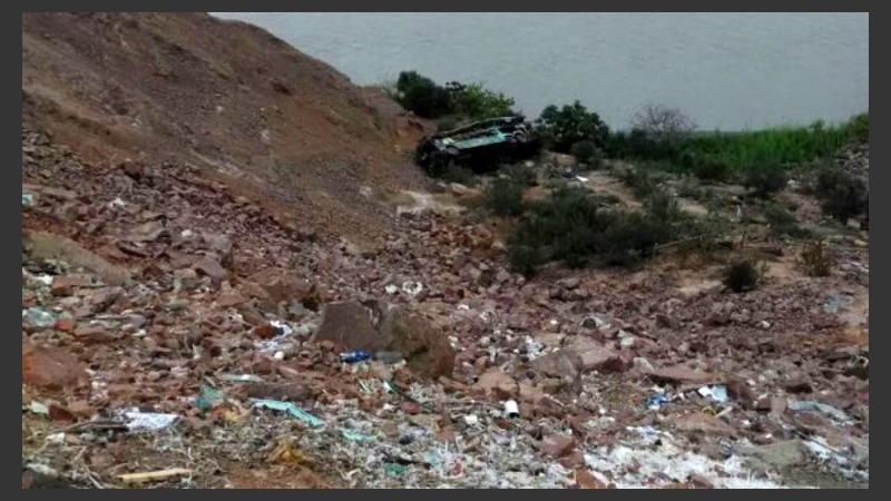 El coche se despistó en una curva pronunciada y cayó unos 200 metros.