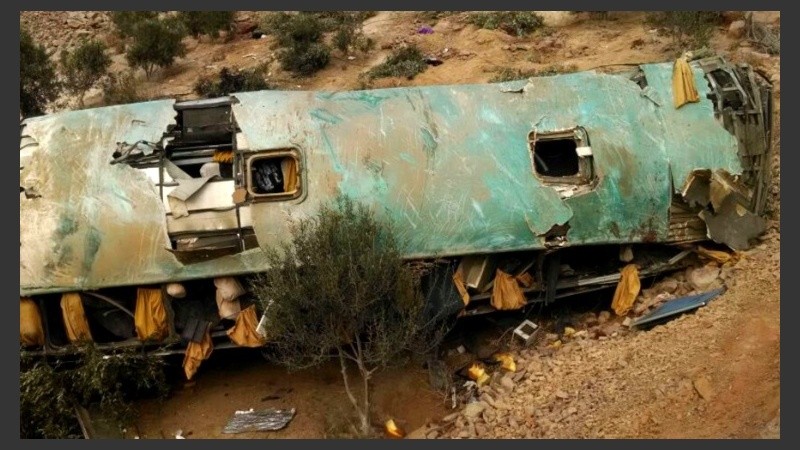 El coche se despistó en una curva pronunciada y cayó unos 200 metros.