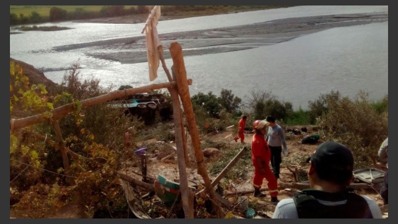 El coche se despistó en una curva pronunciada y cayó unos 200 metros.