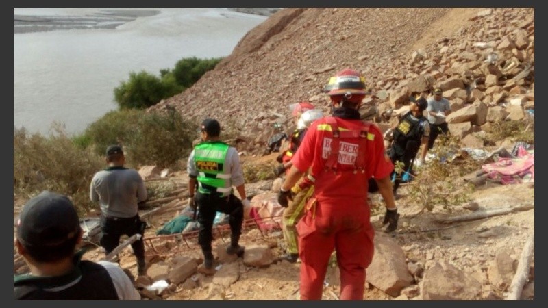 El coche se despistó en una curva pronunciada y cayó unos 200 metros.
