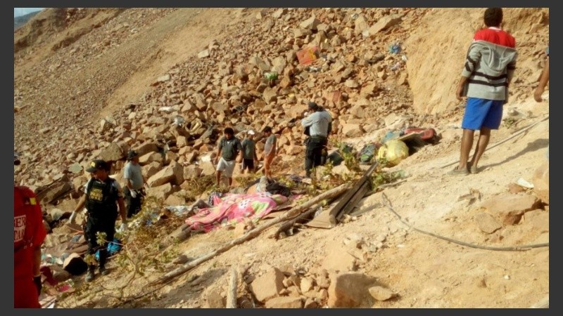 El coche se despistó en una curva pronunciada y cayó unos 200 metros.