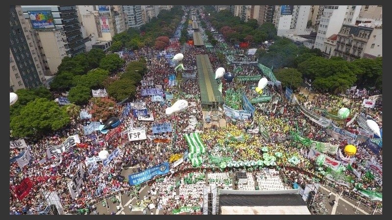 Participaron diferentes gremios, movimientos sociales y sectores políticos.