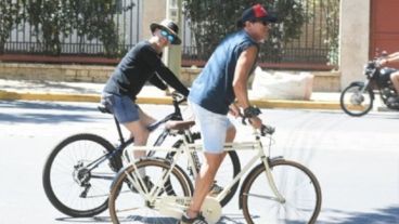 Como uno más: el cantante se paseó por las calles sanjuaninas.
