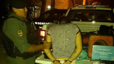 Brenda está detenida en la sede de Gendarmería de Funes.
