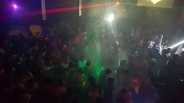 Una imagen del interior del boliche que ofrecía la polémica promoción.