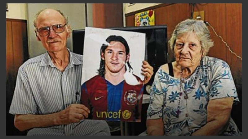 Antonio con la foto de su nieto, junto a su esposa, que también falleció. 