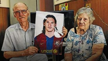Antonio con la foto de su nieto, junto a su esposa, que también falleció.