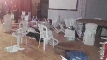 Familiares y amigos agredieron a los responsables del local.