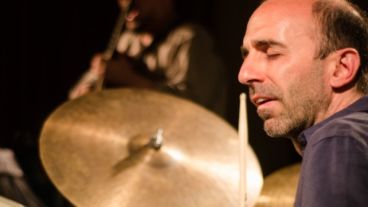 "Salmo" es el primer disco del baterista rosarino Luciano Ruggieri y fue registrado junto a su banda.