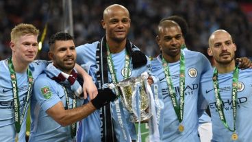 Sergio Agüero posa con la copa junto a Kevin De Bruyne, Vincent Company, Fernandinho y David Silva.