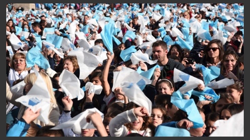 206º aniversario de la creación de la bandera argentina: una celebración en celeste y blanco.