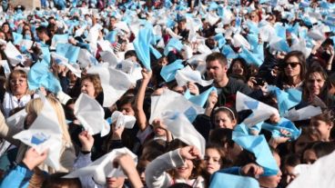 206º aniversario de la creación de la bandera argentina: una celebración en celeste y blanco.