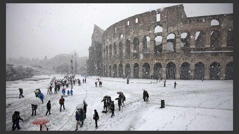 El Coliseo con nieve, una de las postales de este lunes en Roma.