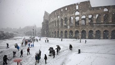 El Coliseo con nieve, una de las postales de este lunes en Roma.