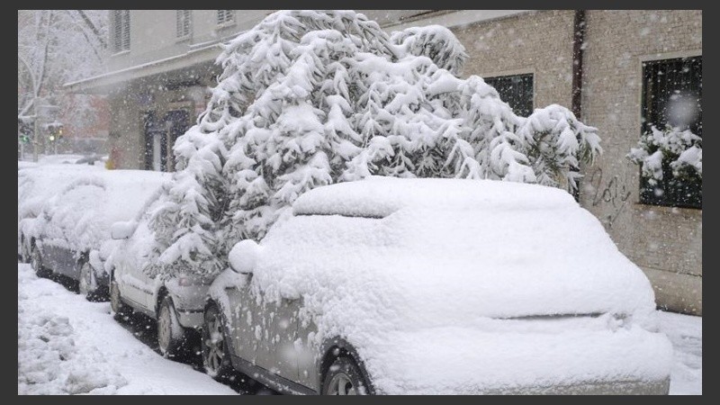 Los autos quedaron congelados en las calles de la capital de Italia.