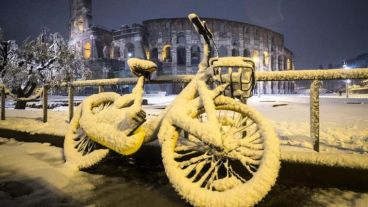 Una bicicleta congelada a metros del Coliseo.