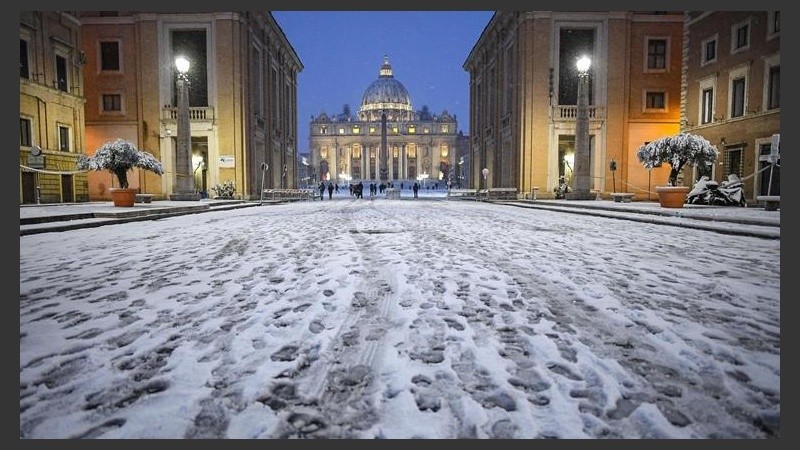 La vía della conciliazione cubierta de nieve en el Vaticano.