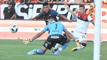 Fértoli lo tuvo para abrir el marcador pero Riveros lo impidió.