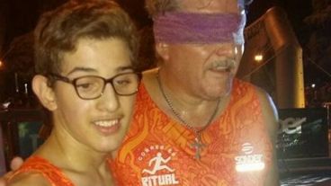 Hijo y papá, juntos a la par.