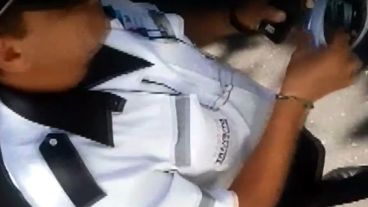 El agente municipal fue grabado en el momento de la coima.