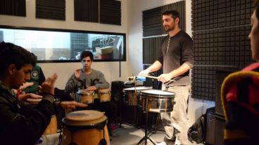 La Escuela de Cumbia es gratuita y está destinada a aquellos jóvenes que tengan alguna formación musical y quieran capacitarse en este género.