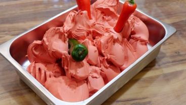 Los empleados de la heladería usan guantes para servir este helado.